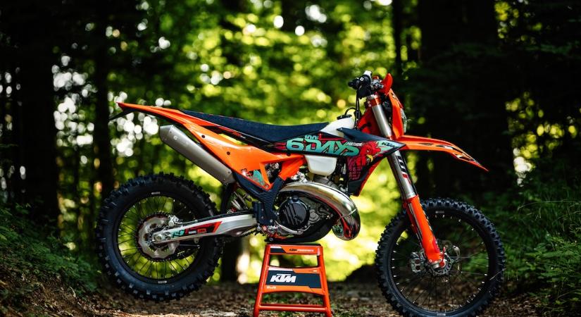Centenáriumi különkiadással érkezik a 2027-es KTM EXC 6DAYS család
