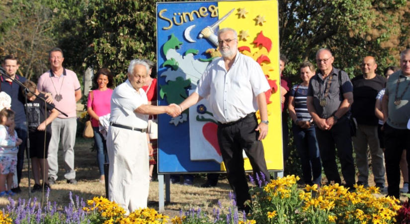 Monumentális városcímert avattak Sümeg körforgalmában