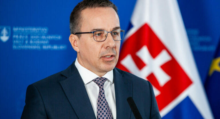 972 euróra emelkedik a minimálbér 2027-ben