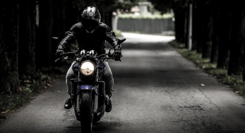 Csaknem félmillió forintra bírságolt egy motorost a rendőrség