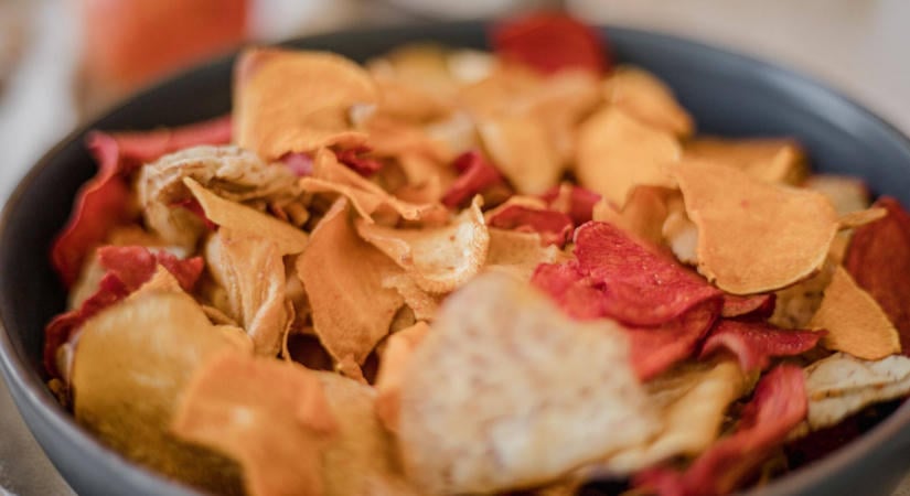 Céklachips a saját kertből: ezért lesz az egyik szelet ropogós, a másik rágós ugyanabban a kosárban