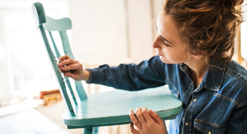 4 filléres DIY projekt, ami újjávarázsolja a régi műanyag kerti bútorokat