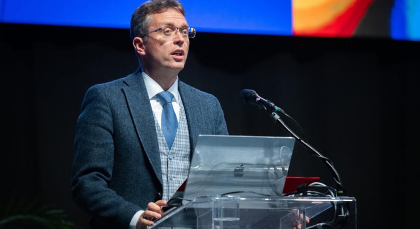 A barbár Hankó Balázs úgy leégette magát, hogy most a művészvilág fogja a hasát a röhögéstől