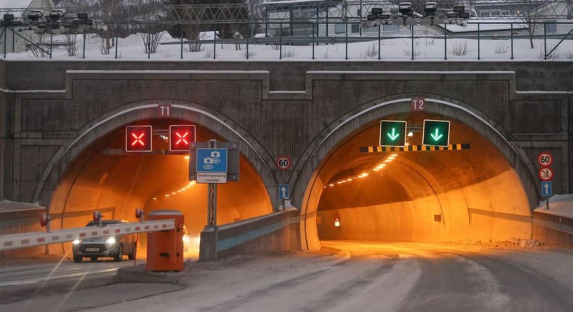 A közvilágítást akarta meghekkelni, hogy feltöltse az alagútban rekedt villanyautót