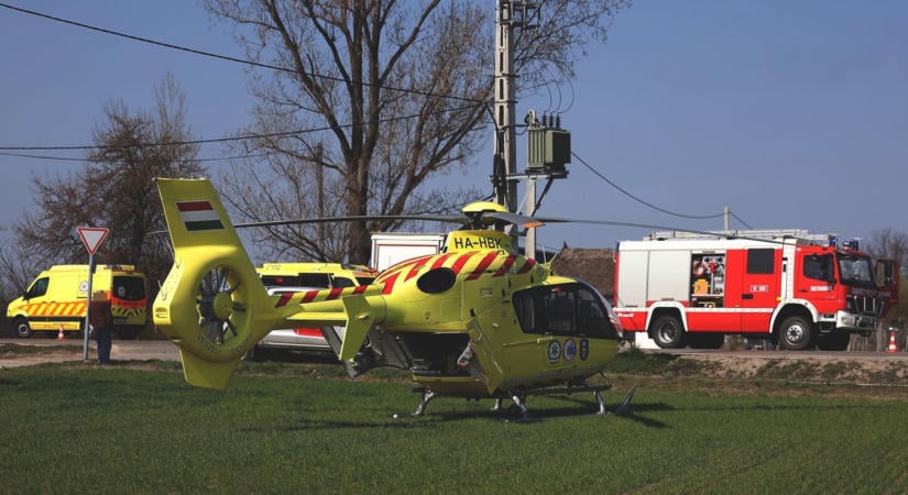 Balest történt a 4145-ös úton: lesodródott személyautóba szorult egy ember – mentőhelikopter érkezett a helyszínre, teljes az útzár!