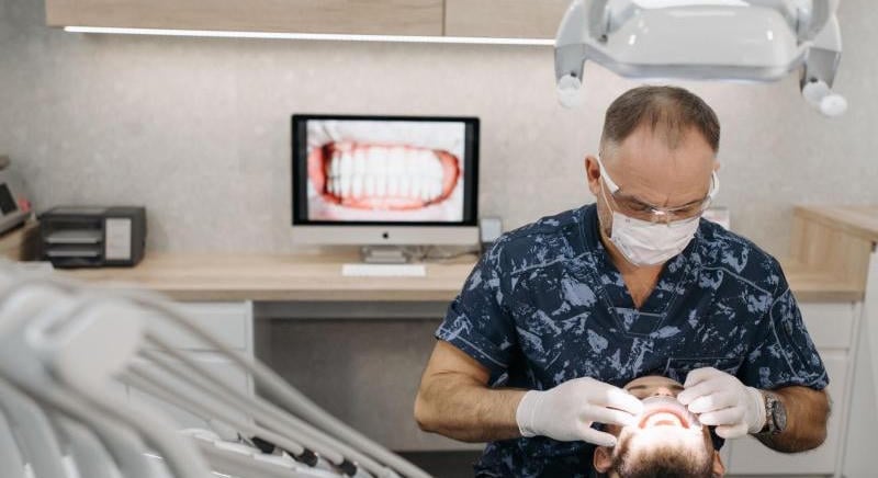 Négy implantátumra rögzített fogsor – Kinek lehet megfelelő?