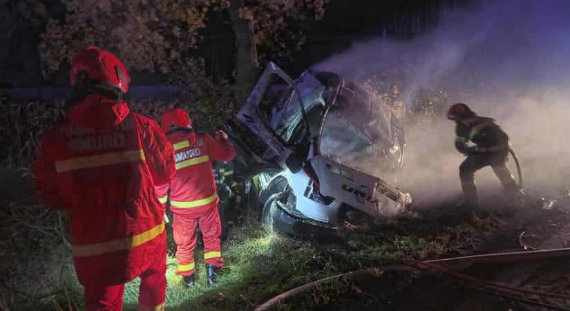 Ütközés miatt lángba borult a kisteherautó – A két sofőr életét veszítette