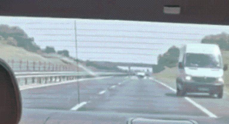 Elnyomta az álom, kis híján balesetet okozott egy furgonos