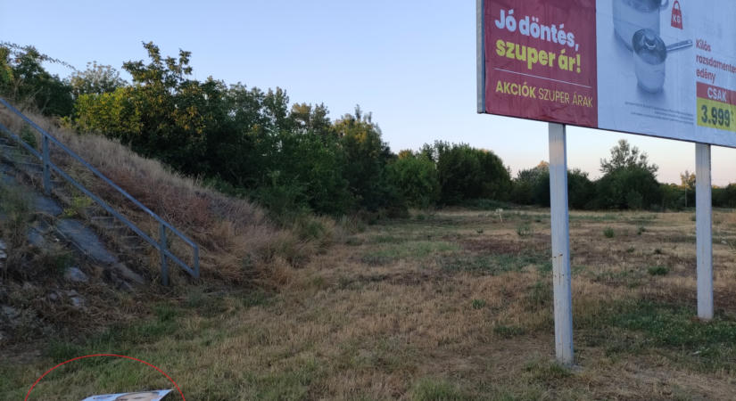 Kóbor választási plakát hányódik a vasúti átjáróban