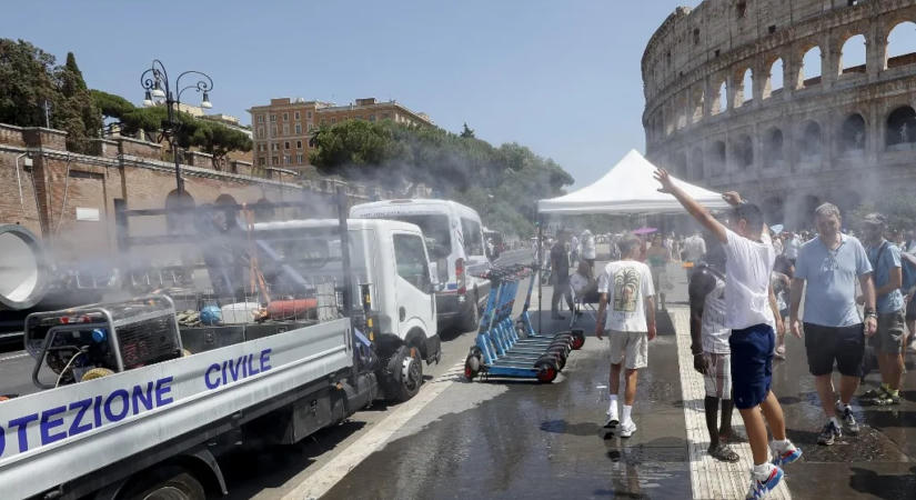 Visszatértek a szuvenírárusok a Colosseum előtti térre