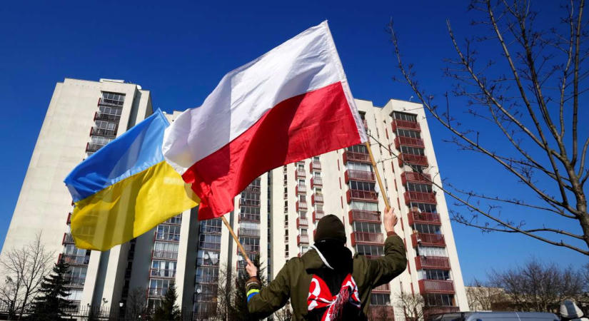 A lengyel társadalom kétharmada támogatná a munkával nem rendelkező ukrán férfiak kitoloncolását