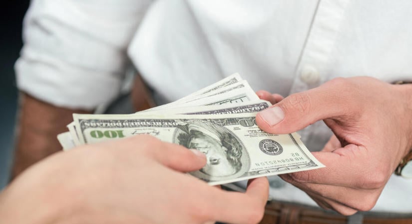 Erősödött a forint a hétvégén, a dollár és az euró is olcsóbb lett
