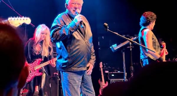William Shatner 95 évesen Motörhead, Ozzy és Metallica klasszikusokat is előadott első koncertjén