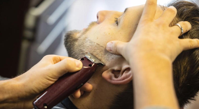 Hajmeresztő dolgokra bukkant a NAV a baranyai barber shopokban