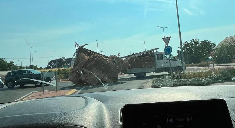 Rendőri irányítás a Csopak–Balatonfüred körforgalomban: nád borult az úttestre