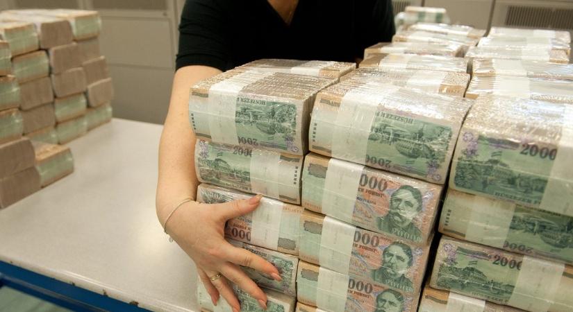 424 milliárdos júniusi többletet jelzett a költségvetésben a tárca