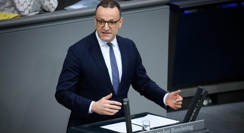 Le kellett mondania a német frakcióvezetőnek, miután béranya szülte férjével közös gyerekét