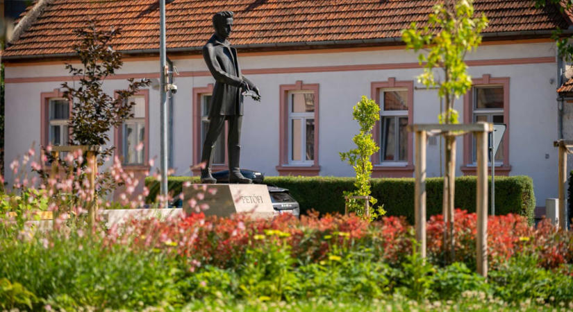 Petőfi Sándor tér lehet a sepsiszentgyörgyi Petőfi parkból