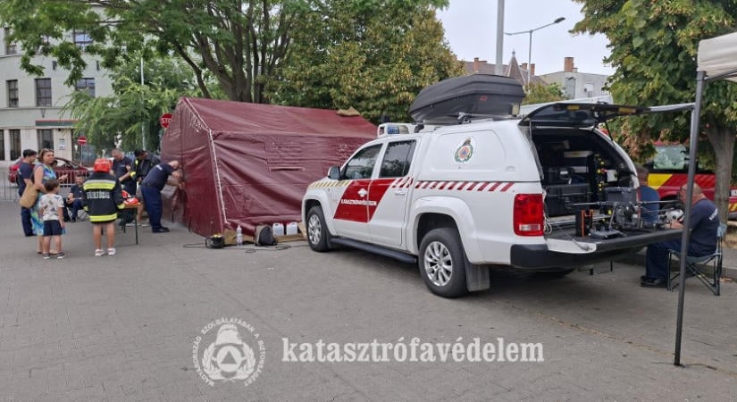 Tűzoltóautó, drónok és füsttel telt sátor várta a látogatókat Szolnok Napján
