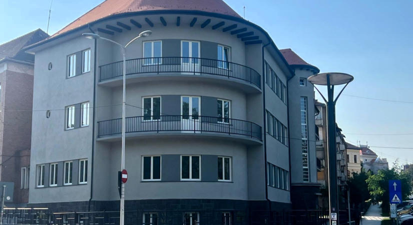 Befejezték a csíkszeredai MÁV-ház felújítását, hamarosan visszaköltözhetnek az intézmények