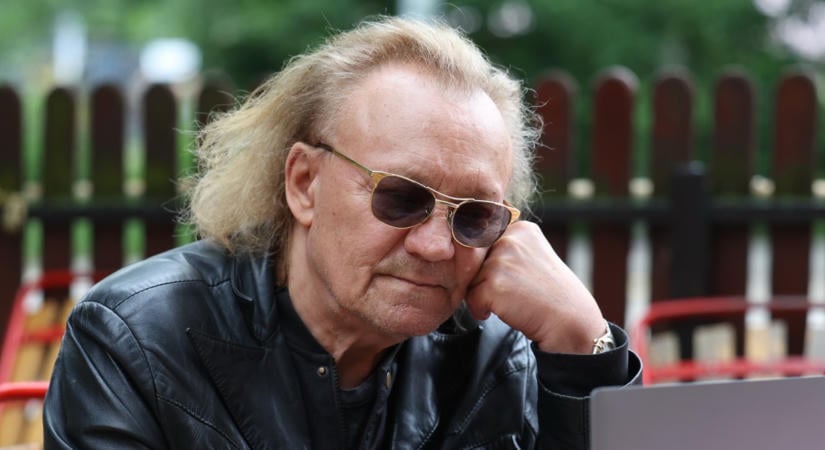 Charlie gyászolja barátját, Deák Bill Gyulát: "A zene tartott bennünket életben, Billt egészen a mai napig..."