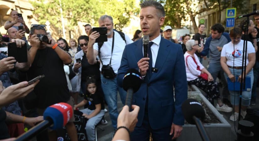 Demonstrációt tartottak a Miniszterelnökség előtt, Magyar Péter kiment a tüntetőkhöz
