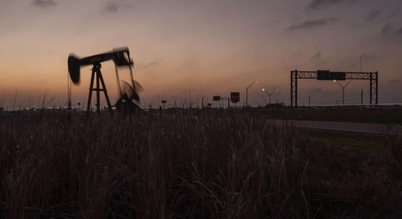 Vérfürdő zajlik az olajpiacon: már 108 dollár a Brent, határt se ismer az olaj ára, ekkora rémület csak a háború elején volt