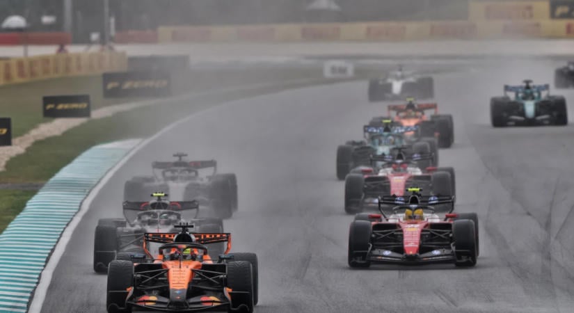 A modern F1 fennállásának eddigi legabszurdabb jelenetit okozta egy szoftverhiba