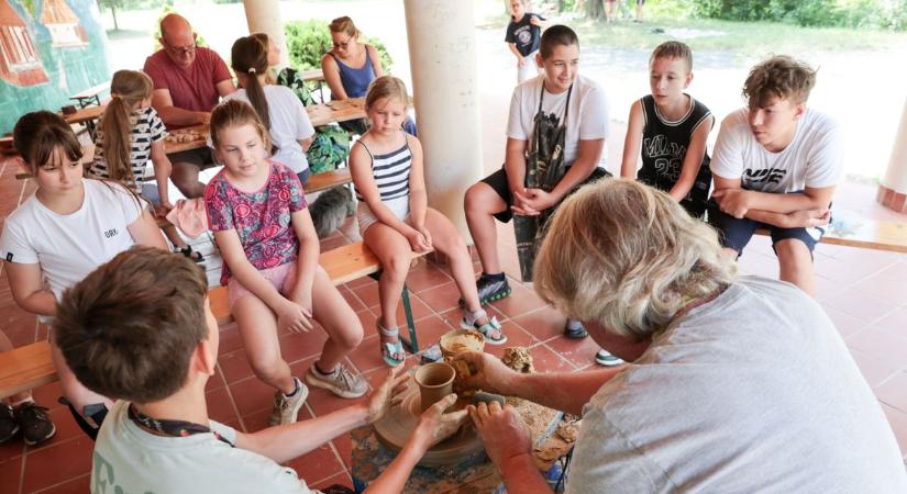 Életre kel az anyag: rekordlétszám és nemzetközi hangulat a Göcseji Falumúzeum fazekas táborában (galéria)