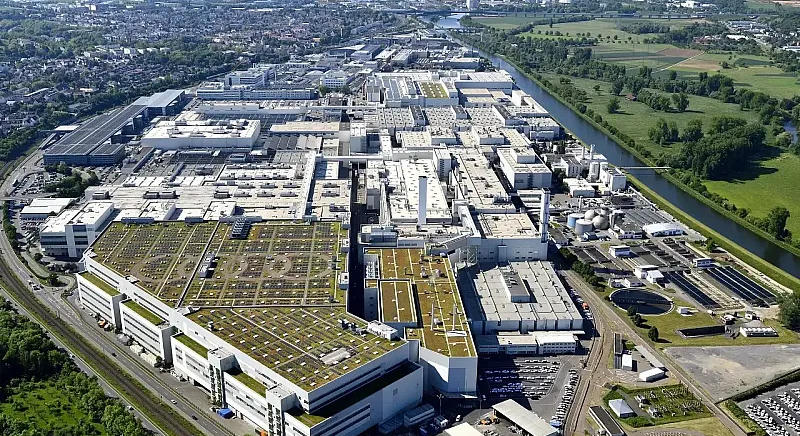 Több ezren tüntettek az Audi gyárbezárása ellen