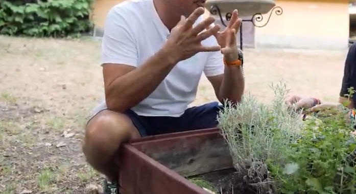 Komoly összegeket költ Kovács Lázár egy kertre, ami papíron nem is az övé – Megmutatta nekünk –videó
