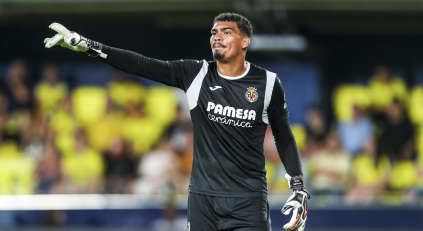 Eljöhetett Gulácsi ideje: kifütyülték, majd ízekre szedték a Villarreal kezdőkapusát az újabb potya után
