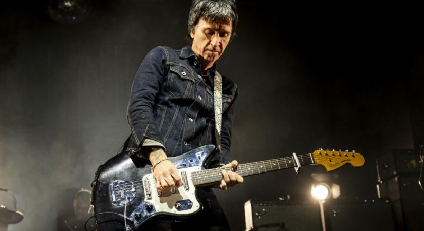 Jobb, mintha vitrinben állnának – Johnny Marr közel nyolcvan gitárját árverezik el Londonban