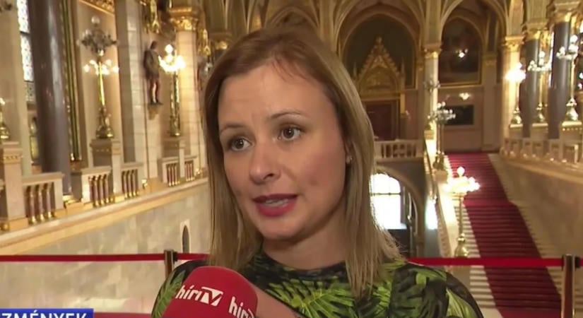 Dúró Dóra: Szankcionálni kell a más helyett szavazó képviselőt