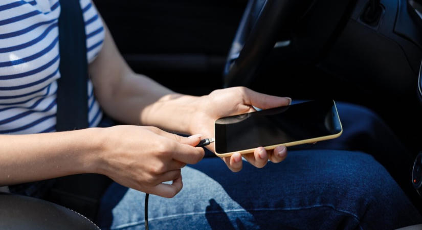Ezért töltődik bosszantóan lassan a telefon az autó USB-csatlakozójáról