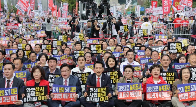 Több ezer ember tüntetett Dél-Koreában az észak-koreai határon történt incidens után