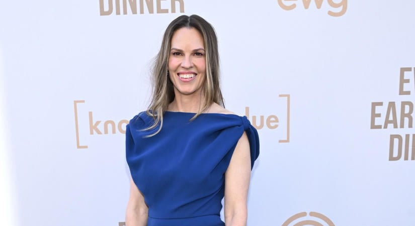 Harmadik gyermekével várandós Hilary Swank