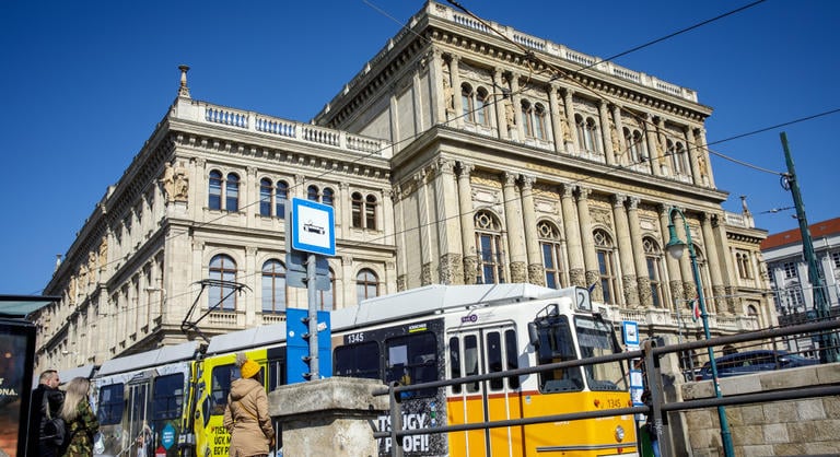 Korlátozások, útzárak, módosítások  az ünnep miatt teljesen felborul Budapest közlekedése