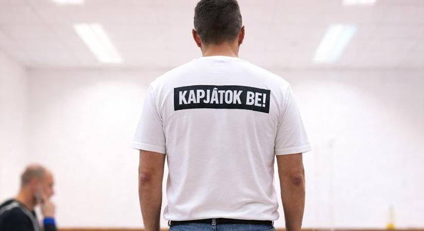 Provokáció a bíróságon: „Kapjátok be” pólóban ment ítélethirdetésre Stummer János