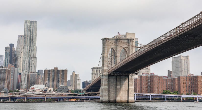 Lelőttek a rendőrök egy férfit, aki előbb felmászott a Brooklyn híd kábeleire, majd rájuk támadt egy késsel