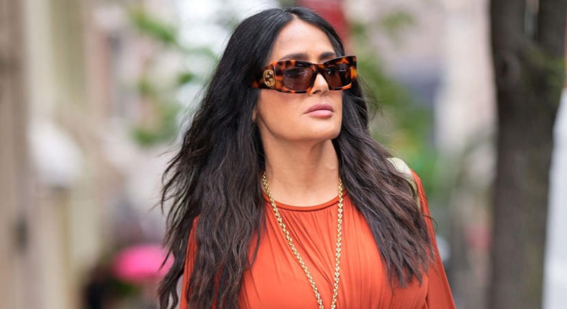 Teljesen pucéran pózol a 60 éves Salma Hayek  FOTÓGALÉRIA