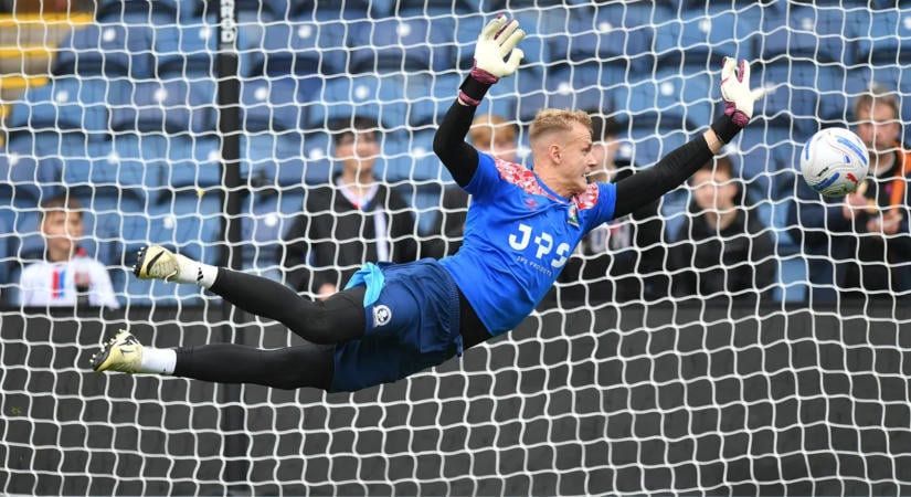 Tóth Balázs a biztos pont a gólvonalon, mögötte nyitva a kapu
