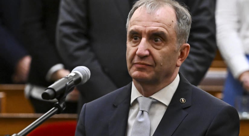 Videón mutatja meg a Parlament akadálymentességét az újdonsült fideszes képviselő, Szekeres Pál