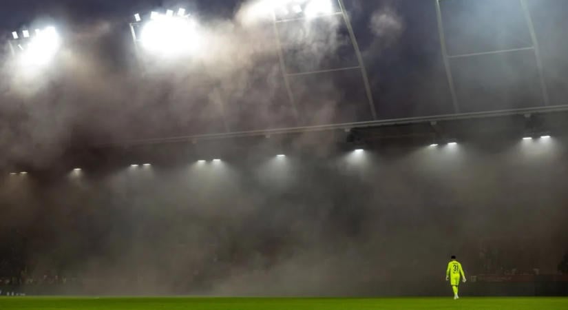 Fekete füstbe borult a lelátó a Kispest-Honvéd–Újpest meccsen – képek