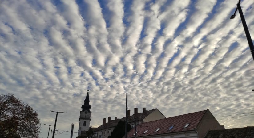 Óriás bárányfelhő borította Vásárhely felett az eget