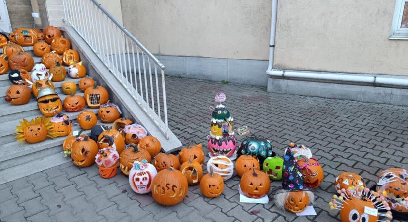 Valami furcsa történik a Kassaiban: tökfejek őrzik a bejáratot, bent elszabadult a borzongás– videóval