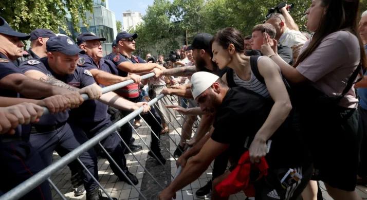 Albániai tüntetések – Rendőri összecsapások és „flamingóforradalom” Tirana utcáin