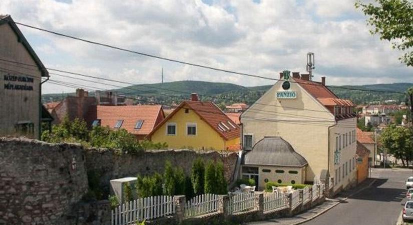 Eladó a soproni várfal tövében álló egykori panzió - fotók
