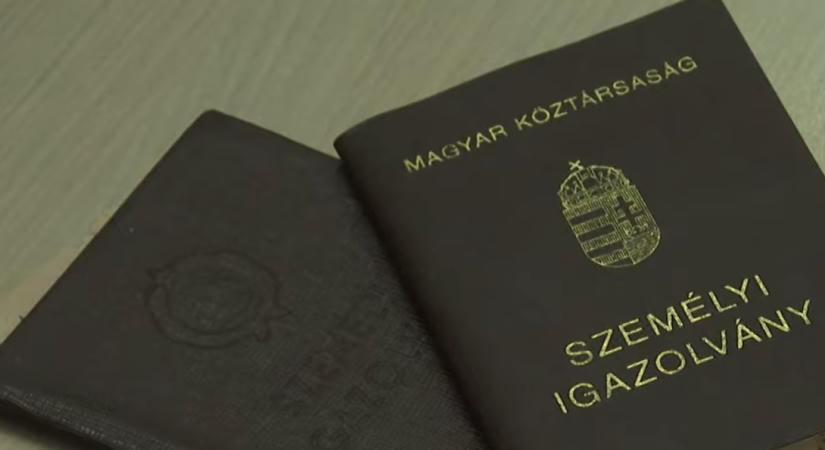 Történelemmé válik a könyvalakú személyi igazolvány