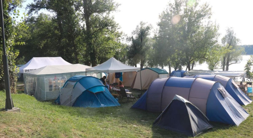 Felháborító! Amíg a gyerekek túráztak, kipakolták a sátraikat